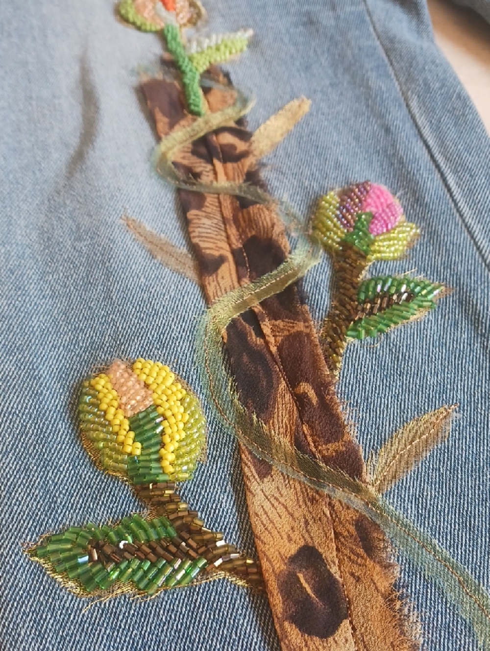Vintage (store-Cache) Jeans with floral beaded design,...size 0..."NEW" VINTAGE - Picture 3 of 15
